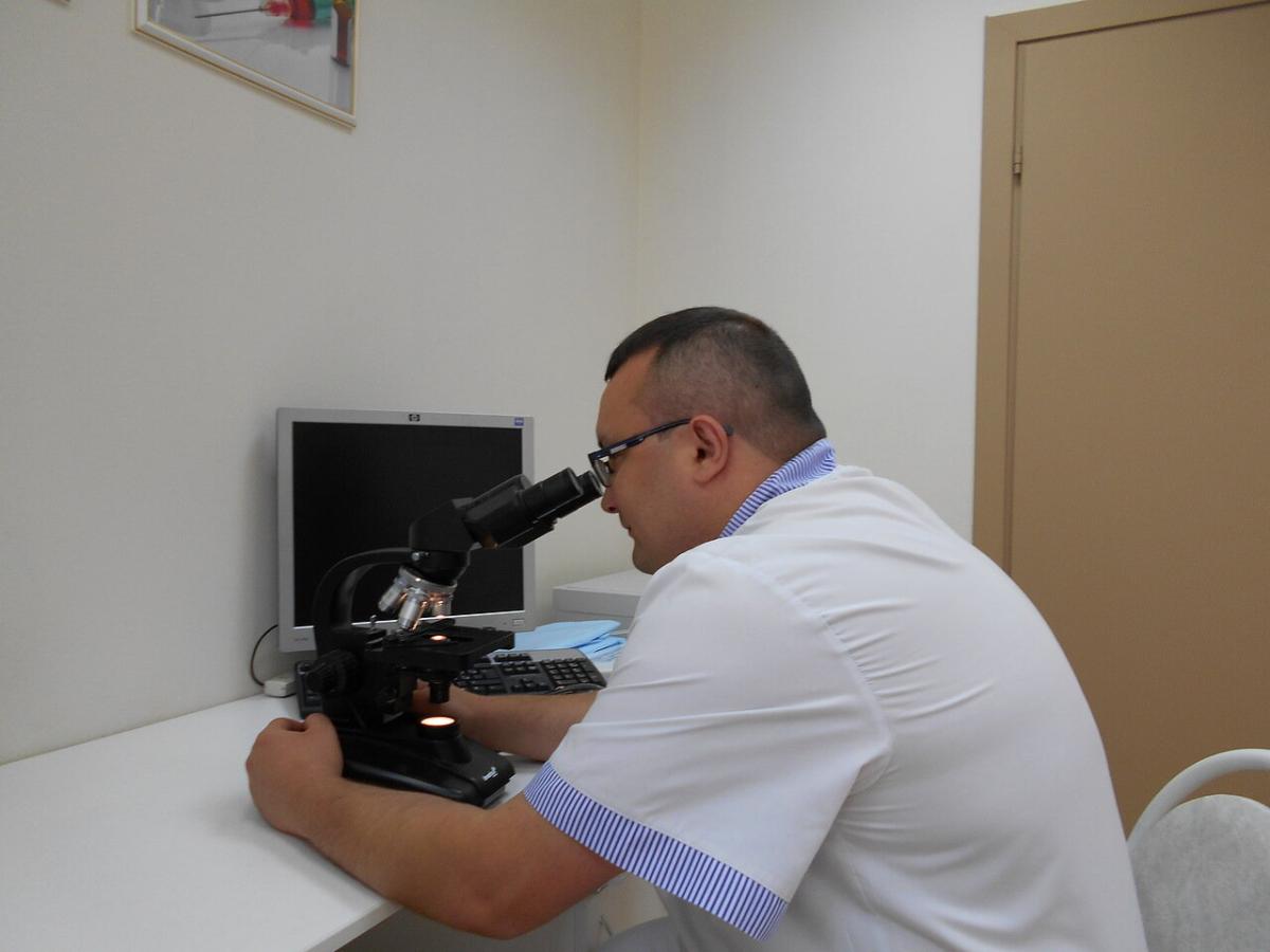 врач и микроскоп