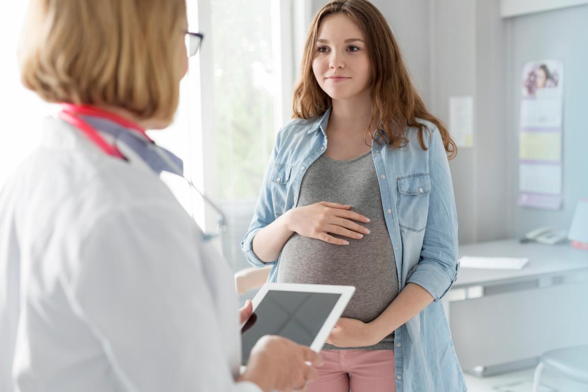 гинеколог консультирует беременную