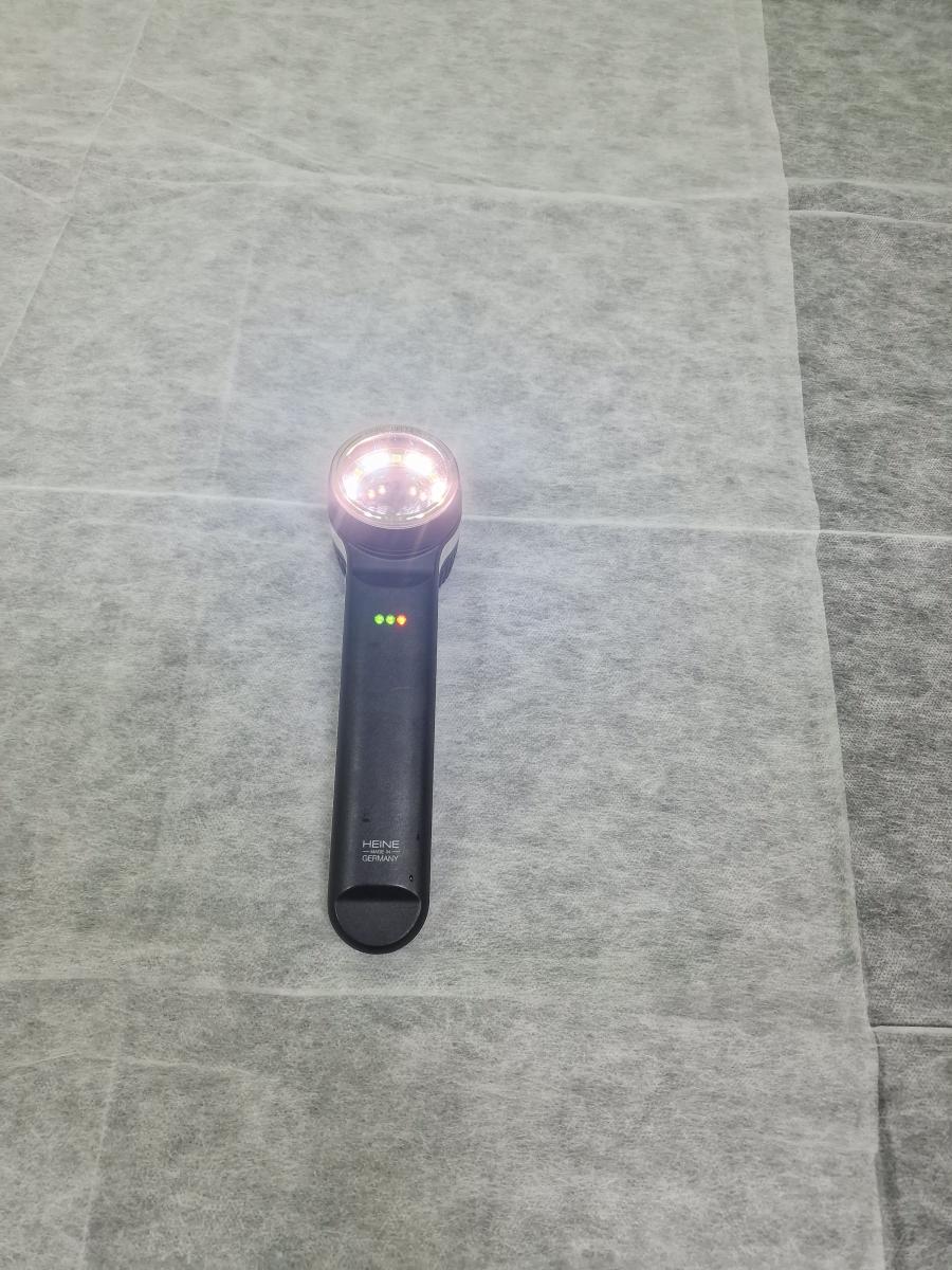 осмотр врача-дерматоскоп врач проводит осмотр