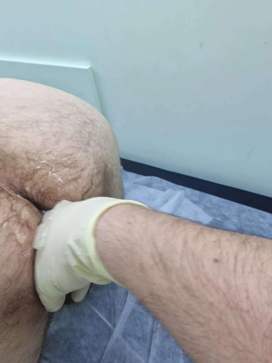 Уролог принимает пациента Уролог принимает пациента