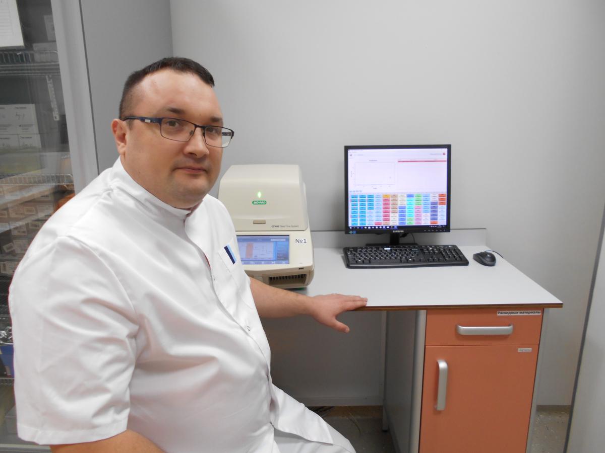 Врач  изучает мазок 