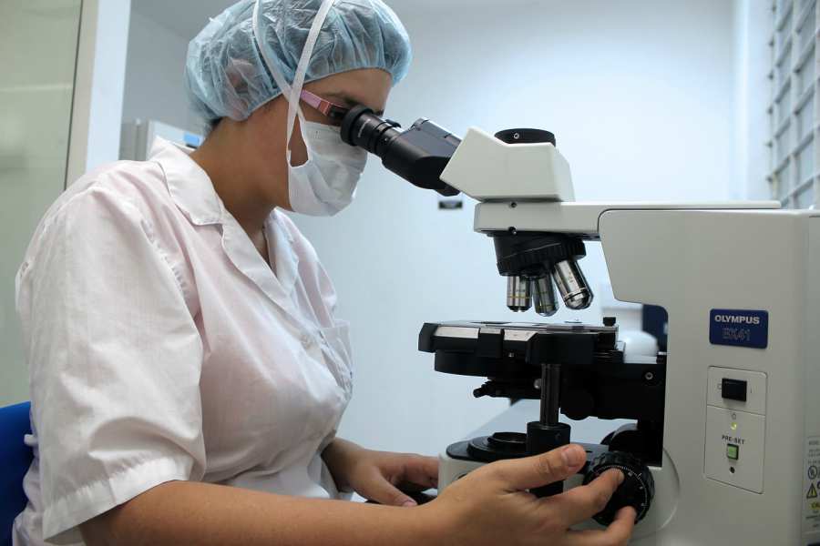 врач проводит микроскопию мазка при нарушении микрофлоры влагалища