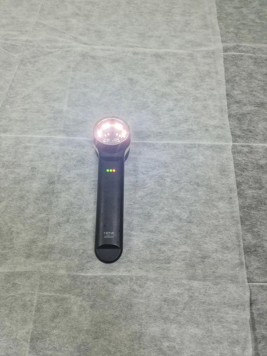 осмотр дерматовенеролога дерматовенеролог проводит осмотр