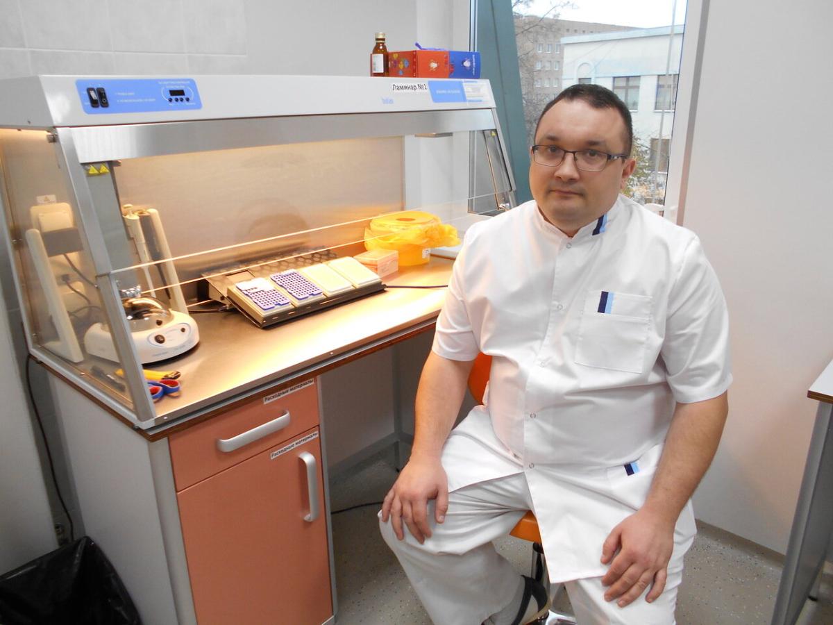 врач проводит тест врач