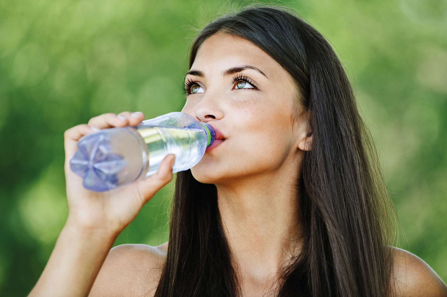 Жадно пьет воду. Девушка пьет воду. Девушка пьет воду из бутылки. Красивая девушка со стаканом воды. Девушка с бутылкой воды.