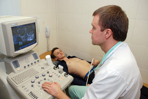 у мужчин проводится ультразвуковое исследование предстательной железы 