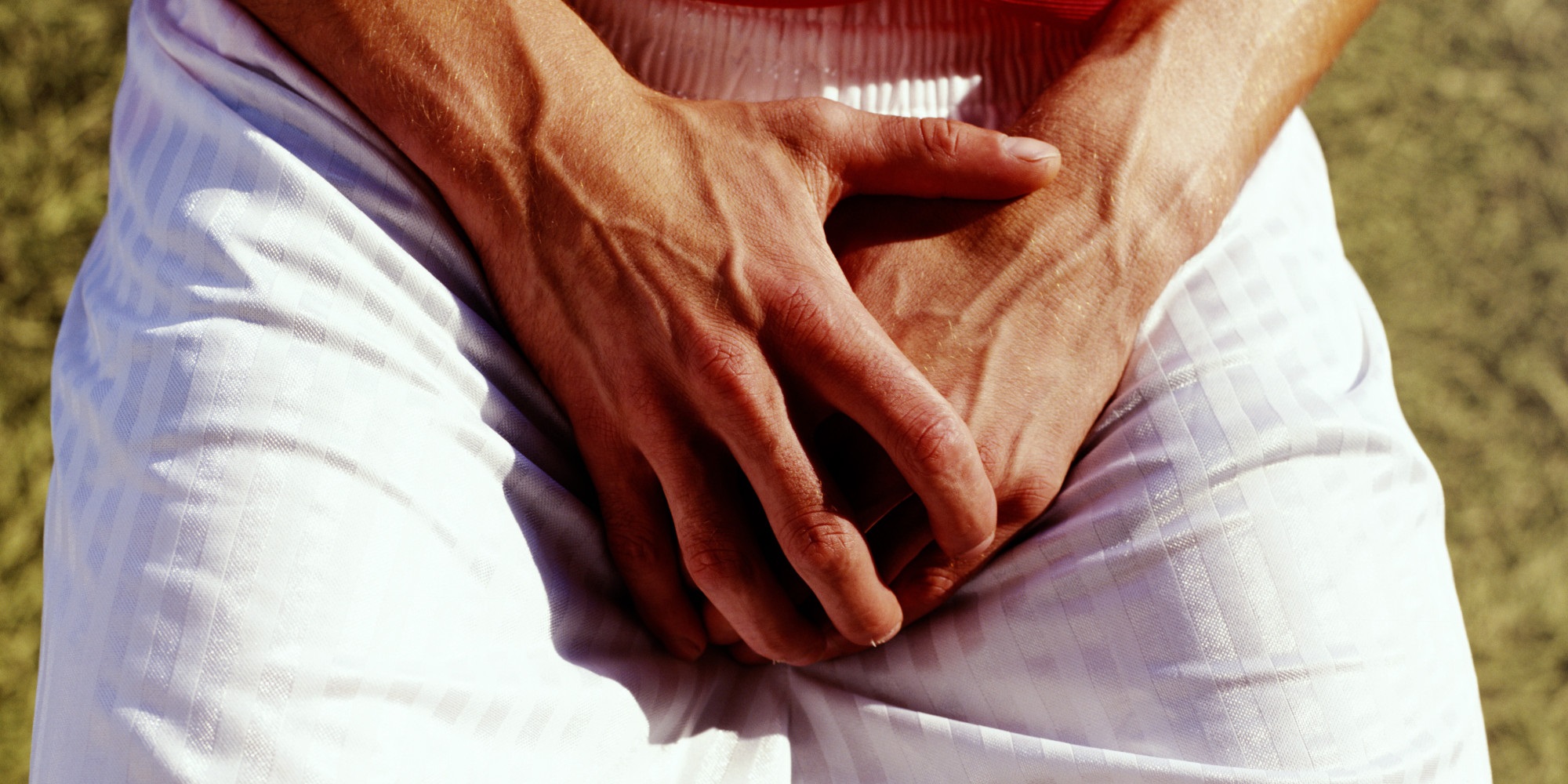 Мужчина при микоплазмозе испытывает дискомфорт и боль во время мочеиспускания, чувствует жжение в уретре