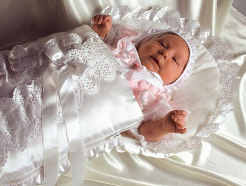 У новорожденных девочек в первый месяц жизни из влагалища выделяется небольшое количество белесой слизи